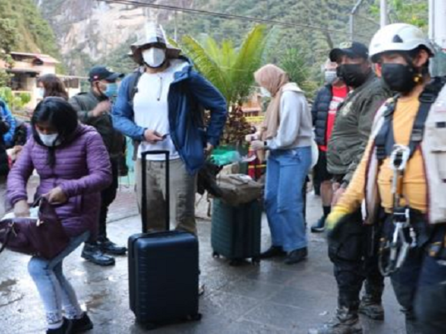 Continúa evacuación de turistas y residentes tras huaico en Machu Picchu Pueblo