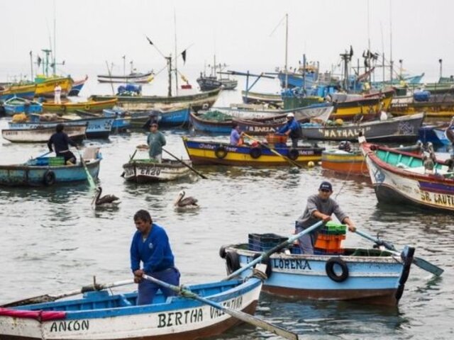 Pescadores afectados por derrame de petróleo podrían recibir bono