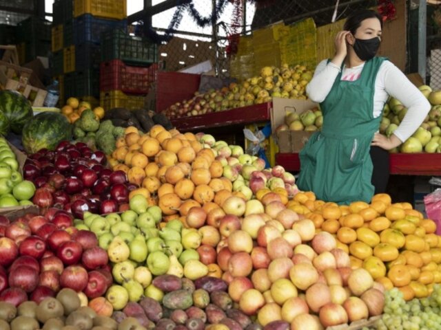 Precio de frutas se incrementan en mercados de la capital