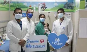 Especialistas de EsSalud operan en plena cesárea a bebé para extirparle enorme tumor y salvarle la vida