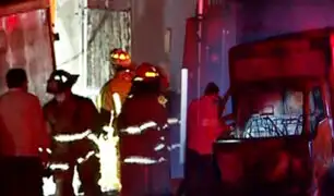 SJL: Incendio se desató en almacén de plásticos en Campoy