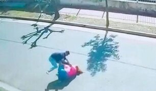 SJL: Ladrones arrastran por el suelo a mujer para robarle, pero vecinos los hacen huir
