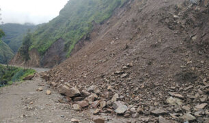 Deslizamientos por intensas lluvias bloquean carretera en Áncash