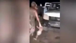 ¡Indignante!: Mujer arroja a su hijo hacia llantas de vehículo policial para evitar intervención