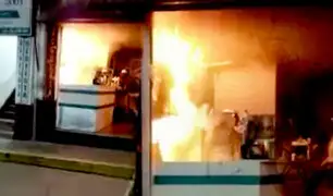 Impactantes imágenes: juguería se incendia frente a policías en Chanchamayo