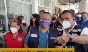 Ministro Hernán Condori recorrió en medio de protestas el hospital Rezola de Cañete