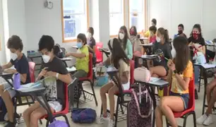 Cientos de estudiantes regresaron a las clases presenciales en colegio particular en Surco
