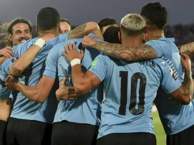 Uruguay goleó 4-1 a Venezuela y mete presión a Perú