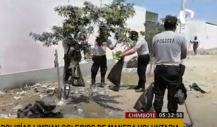 Chimbote: policías limpian exteriores de colegios ante inicio de clases presenciales