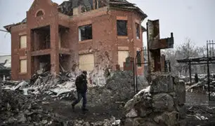 Ucrania: niña muere deshidratada tras quedar atrapada bajo los escombros de su casa bombardeada