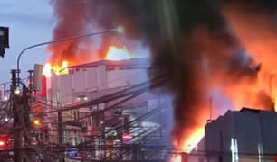 Iquitos: Voraz incendio arrasa con centro comercial