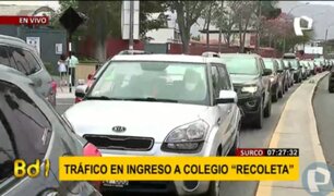 Surco: reportan gran congestión vehicular en exteriores de colegio Recoleta