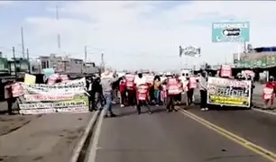 Ganaderos lecheros realizan paro nacional y bloquean carreteras principales