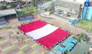 Comas: hinchas alientan con bandera peruana gigante a pocas horas del Perú vs. Paraguay