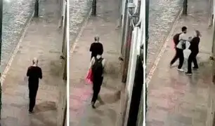 Turista sueca persigue y detiene a ladrón extranjero que le arranchó su celular en una calle del Cusco