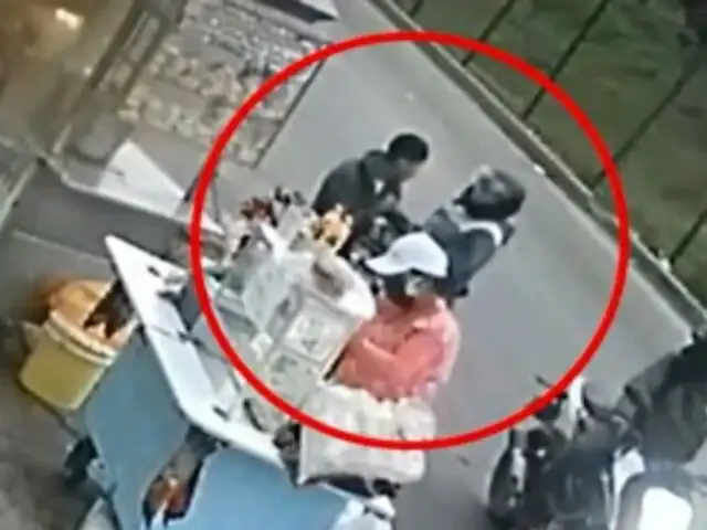 SJM: delincuentes en 'manada' asaltan a joven que tomaba desayuno para robarle su moto