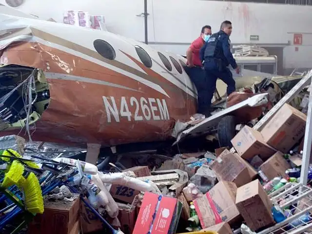 México: Avioneta se estrella contra un supermercado y deja tres muertos