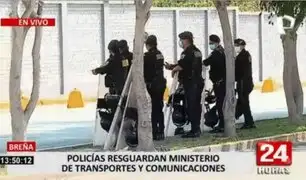 Policías resguardan sede del Ministerio de Transportes y Comunicaciones