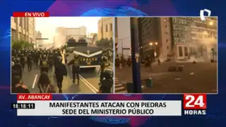Centro de Lima: Manifestantes atacaron con piedras el edificio del Poder Judicial
