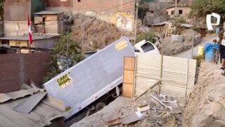SJM: camión de mudanza deja grave a madre de familia al estrellarse contra vivienda