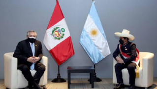 Pedro Castillo invita a su homólogo argentino a Perú para visita de trabajo