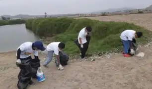 Niños voluntarios limpian los Pantanos de Villa por el Día de la Tierra