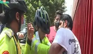 ¡No respetan las normas!: Ciclistas son captados agrediendo a policía de tránsito