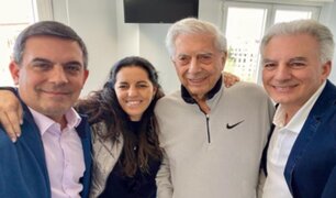 Mario Vargas Llosa sale de hospital de Madrid tras vencer al covid-19