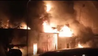 SMP: voraz incendio viene consumiendo fábrica de pinturas