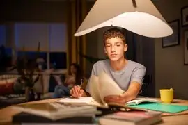 Fatiga ocular: ¿Cómo cuidar una iluminación adecuada para los escolares?