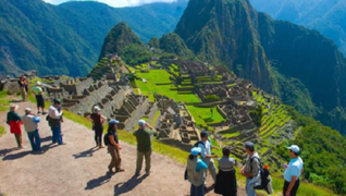 Cusco: tres mil turistas no llegarán a Machu Picchu tras bloqueo de vía férrea por huelga