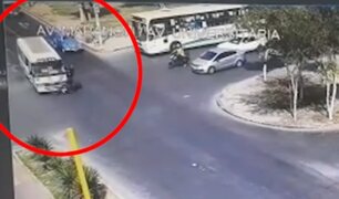 ¡Irresponsabilidad al volante! Un herido tras choque entre cúster y motocicleta en Los Olivos