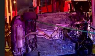Surco: conductor se salva de morir tras chocar su vehículo contra bloque de cemento