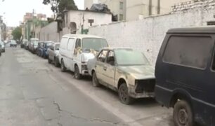 "Cementerio" de autos en Breña: vecinos responsabilizan a dueños de taller mecánico