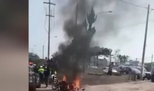 Comas: policía atrapa a delincuentes que ingresaron a robar a su local y vecinos queman sus motos