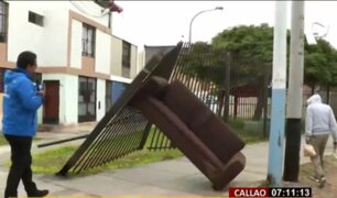 Callao: vecinos colocan sofá viejo para sostener reja que está a punto de caer