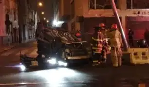 Aparatoso accidente en el Cercado de Lima: auto termina volcado tras chocar contra poste
