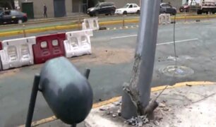 Cercado de Lima: poste a punto de caer tras choque de camioneta