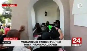 Militantes de partido político protestan frente a sede de la Reniec e intentaron encadenarse