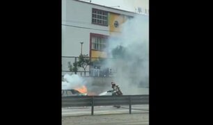 San Isidro: vehículo se incendia en la Vía Expresa y conductor logra escapar a tiempo
