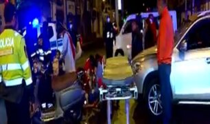 Se salvaron de morir: mujeres chocan su motocicleta contra camioneta en Lince