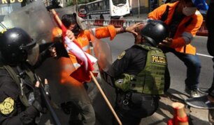 Cercado de Lima: trabajadores de Las Bambas y policías protagonizan forcejeos durante protesta