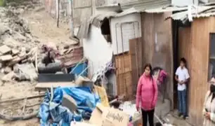 Familia salva de morir en VES: motocarga se despista y cae sobre vivienda prefabricada