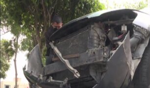 ¡En solo minutos! delincuentes desmantelan vehículo estacionado en un parque en Surquillo