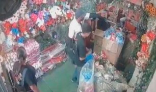 No sería la primera vez: cámaras captan a pareja robando celular en una tienda de flores