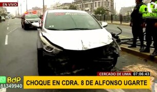 Accidente vehicular en Cercado de Lima: despista su auto y destruye cerco metálico