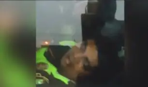 VES: ¡Indignante! Captan a policías durmiendo en horas de trabajo dentro de patrullero
