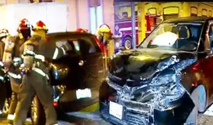 Cercado de Lima: Autos chocan en cruce con semáforo malogrado