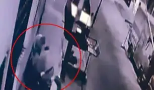 SJL: Ladrones en mototaxi asaltan a una mujer y la arrastran por la pista