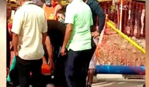 La Victoria: obrero terminó herido tras caerle encima un semáforo